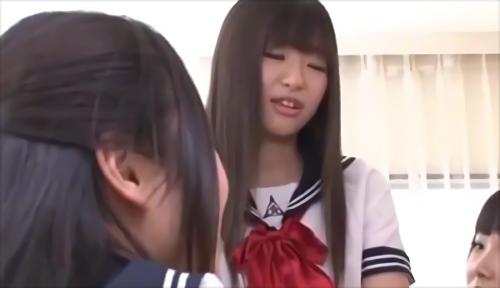 『レズ』生徒たちは気づかぬうちに彼女に怪しい視線を送っている、視線の対象となった生徒の雫たちは、日常的に女同士の校内イチャイチャを繰り広げ！