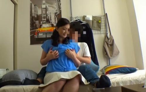 息子とさほど変わらない年齢の若者に「ヤラせて」と甘えられどんな反応をするのか？答えは、当然女の反応です！