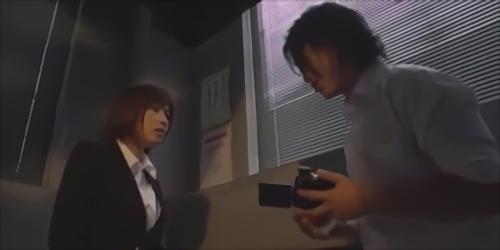 『女教師』赴任が決まった男子校には不良生徒も多少いるが、かえってやりがいにも感じている、そんな咲の想いとは裏腹に、生徒達はオッパイが気になっ！