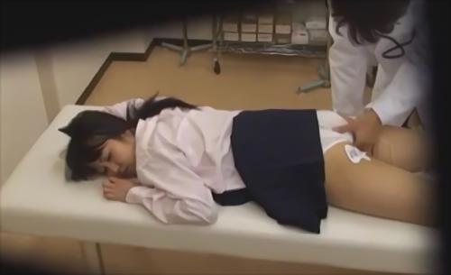 『女子高生』マ〇コからはねっとりと汁が垂れ流れ、感じたいのに待合室には一緒に来てくれた知り合いが、声を殺しながら感じまくる女子校生にエキサイト！