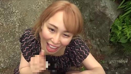 『バキュームフェラ』彼女はファックが大好きな情欲的な淫乱お嬢さんだ。大きな乳首がワイセツで、乳首は触るとすぐにフル勃起するほどセンシブル！露天風呂で男！