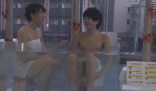 周りをマジックミラーに囲まれてドキドキな状況の2人、エッチな予感しかない！