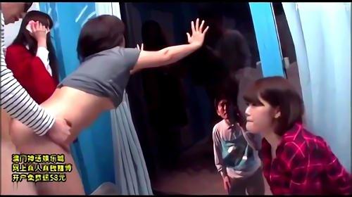『人妻』ノンキにクイズに答える父親をよそに母親と息子がディープ接吻、巨乳の母娘がWフェラ、パイズリ、外の父親と電話しながら息子とファック、！