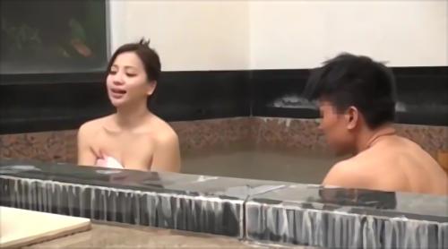 若い男のツヤツヤ元気なペニスを見たら大暴走？別々にアプローチしてきたご婦人と体育会系の夫が、混浴温泉で大学生と二人きりで全裸に！