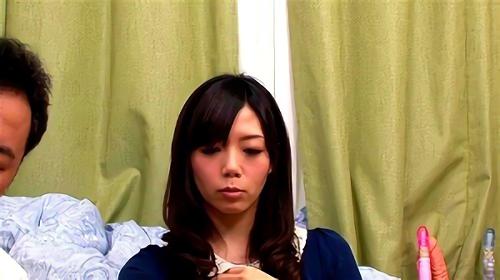 『巨尻』勃起チ○ポを見せつけてみたけど全くリアクションナシ、だからお茶にしびれ薬を混ぜて飲ませると効果絶大、全身に力が入らなくなり、反発で！