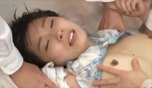 『調教』永井みひなは、成績の悪い生徒を裸にして罰する新任の女教師！教頭と女教師が彼女を助けに来た時、二人は大喧嘩になった！泥水を掛け合い、！