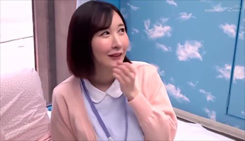 『巨乳』服の上からでも分かるほど盛り上がったバストに押し当てる、暴発寸前の童貞クンを前に「私が初めてでいいの」と自分からおま○こを差し出し！