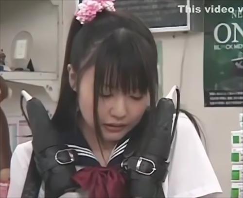 『セーラー服』数々の女優を公衆の目の前で‘潮吹き悶絶’させて来た悪名高い‘マシンズボン’次の餌食に選んだのは…ロリ人気女優‘つぼみ’ちゃん、今回！