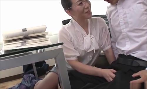 『フェラ』「大人の男になる事がなにより大切、」マナブの気持ちを察した忍はもちろんのように情欲的のほうの勉強も指導しはじめる…、果たしてマナブ！