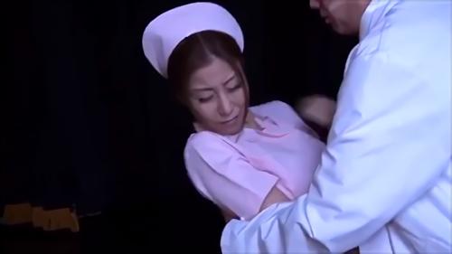 『看護婦』勤務当日…あらかじめ狭山から「泌尿器科」という事は伝えられていた千尋だったが、夫以外の男性器を目の当たりにして顔をそむけてしまう！
