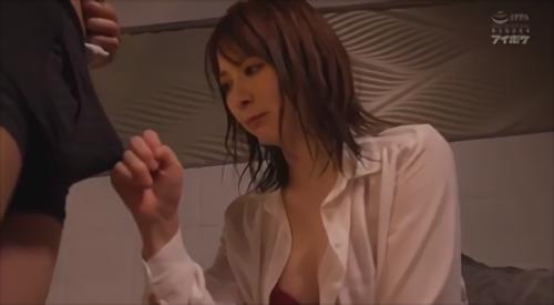 『女上司』女性慣れしていないことから問題ないと思い相部屋で宿泊するが、蒼井に男らしくないから童貞と挑発したら急に襲ってきて…ルックスも情欲的！
