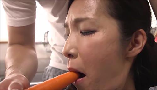 『主婦』息子は両親の夜の営みを覗き見して、一人エッチを楽しんでいる、ある日、麻里は息子を呼びに息子の部屋へ行く、ドアを開けると、息子が一人！