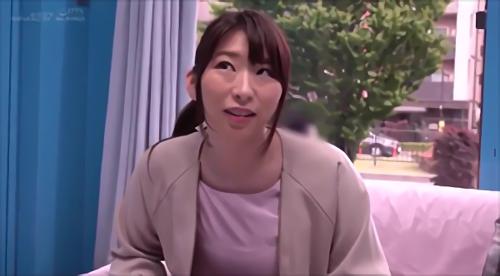 『素人』悩める子羊のフリをしたデカチンAV男優の突然のHな相談に戸惑いながらも、旦那よりも大きなチ○ポを前にエキサイトしてむしゃぶり付いて！