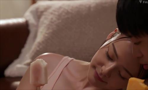 『美女』終電を逃してしまったことに気づいた彼女に、先輩は「うちにおいでよ」と声をかけます、ノーパン、ノーブラの部屋着に「これはノープロブレ！
