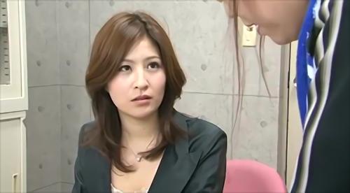 豊満な肉付きの良く引き締まった臀部からすらりと伸びた美しい脚が女教師を無自覚に淫靡に見せていた…それは若い生徒達を狂わせた。湧き上！