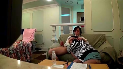 『人妻』若い男の子を見たら即Hな事ばかり考えて一方的にムラムラ、とにかくヤリたくて仕方ない人妻は時間も場所も関係なく露骨で大胆な誘惑を繰り！
