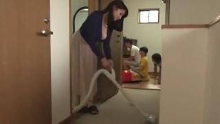 息子の友達にイタズラされてしまう巨乳母