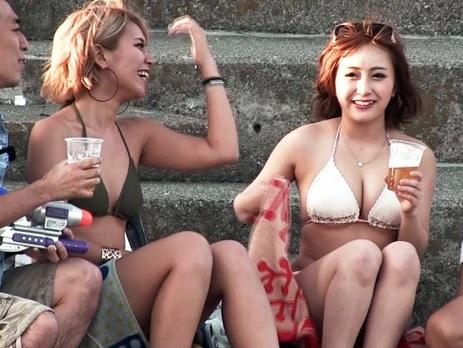 海でナンパした水着ギャルと即ハメ中出し乱交！！