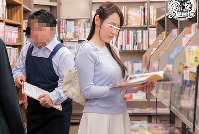本屋で立ち読みしてた巨乳人妻にいきなり挿入して3連続中出しレイプ！！