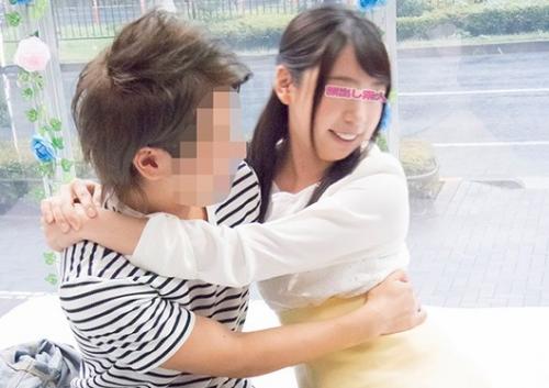 友達同士な大学生の♂♀が謝礼の誘惑に負けてマジックミラー号でヤってしまう・・・