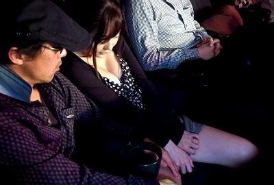 一人で映画館にやってきた人妻が痴漢レイプされるヤバい一部始終