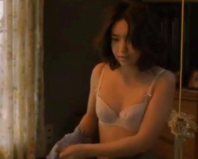 【池脇千鶴】寝るときは一気に上半身脱ぎ捨ておっぱいにきれいな乳首が現れベッドシーンへ！
