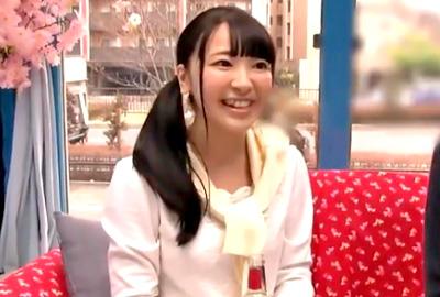 笑顔の可愛い女子大生がマジックミラー号でガチ友達に中出しされる・・・