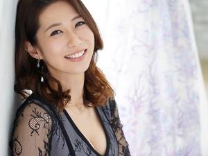 「奥の方…」膣奥が好きだと語る美人アラサー人妻がAV出演！！酔うとチ●ポを触るくせがあるという女にデカチンを見せると…