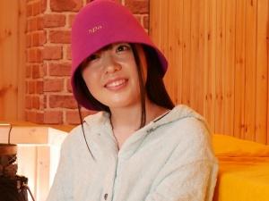 男好きのするたぬき顔と美巨乳おっぱいがヌケまくるサウナ大好き少女が初めてのAV撮影で汗だく状態でオマ●コを広げる！