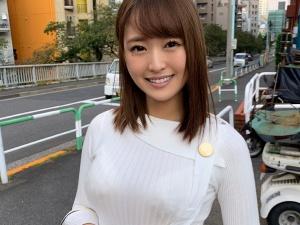 【女子大生】「やだ…濡れちゃった…」服を着たままお漏らしする清楚系ビッチ！誘うような目でペニスをしゃぶり始めると・・・