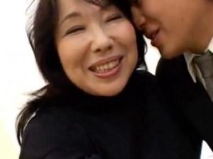 平均年齢60歳！集団お見合い企画で爆乳熟女をGET♡その豊満すぎる熟れ熟れボディを独り占めしてしまうマニア向け動画