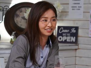 「冗談やめて…」地味すぎる派遣社員だが、飲ませて酔わせてベッドに誘ってみると意外にもエロく、眼鏡の奥には美貌が…