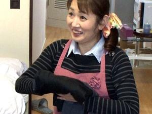 「出しちゃった？」おばさんレンタルでやって来た50代のノリが良い熟女に中出ししたらあっさり許してくれちゃう！！