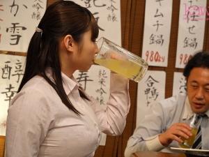 【泥酔相部屋宿泊】（ゴクリ・・・）ボタンが弾ける勢いの美爆乳！！酔いつぶれたおっぱい女は変態男の餌食となってしまい…