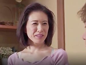 【義母】「あぁ…すごい…奥まで入ってる！！」膣奥まで貫かれる義理の息子との背徳セックスはもうやめることが出来ない！！