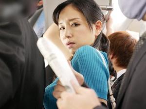 ＜人妻痴漢＞（えっ、ウソでしょ・・・）いつもの通勤電車に感じた違和感！伸びてきた複数の指で自分でも驚くほどに感じてしまう