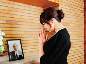 【未亡人】遺産相続のゴタゴタに巻き込まれた女の悲しいドラマ！！夫の過去の愛人の息子という青年が現れるのだが…