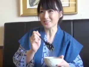 ＜人妻不倫旅行＞五十路とは思えぬ可愛らしさを保ち続ける10年物セックスレス美熟女が温泉旅で他人棒で乱れる