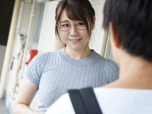 【地味巨乳】童貞をその気にさせてしまう隠れ淫乱妻！！真っ昼間から汗ばみながらいきなり激しい筆おろしセックスが始まる！！
