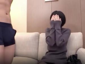 「すごい…めっちゃ大きい…」黒髪ショトカ娘は意外にもデカチン好き！！反り返るマツタケに一心不乱にしゃぶりつくと…