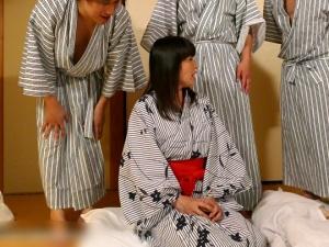 ＜寝取られ温泉旅行＞「おばさん興味あるんでしょ？」夫が風呂に行ってる間に若者トリオ襲来！熟れたカラダを貪り始める！