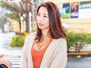 ＜熟女ナンパ＞「ブラジャーとパンティを見せる？」43歳ながら美貌と圧倒的な美巨乳おっぱい、くびれ、美尻をお持ちの美魔女！