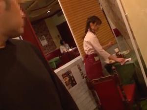 ＜カフェ店員レイプ＞大量潮吹き、イラマチオ、鬼畜ピストン！！いたいけな美少女が強制オーガズム被害に遭った一部始終！