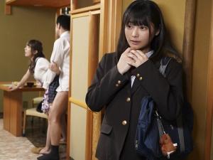 「私にもシて欲しい…」母と継父のセックスに興味を持ってしまったスケベ娘！！男は渡りに船とばかりに幼いカラダをまさぐると…