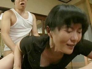 ＜ヘンリー＞「おばさん、親父とずってヤッてないんだってな？」ED夫に不満を抱える熟女は若い絶倫ペニスの衝撃にメスと化す