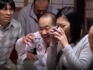 【ながえスタイル】「もうやめてください…！！」夫の前で飲まされ、脱がされ、犯される妻！！汚い肉棒が上下の口にねじ込まれて…
