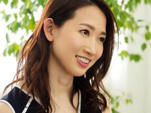 【初中出し】「いっぱい出てる…」背徳感たっぷり！！色白美乳スレンダー人妻がゴム無しの他人棒で連続セックス