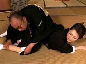 ＜未亡人レイプ＞「やめて！気持ち悪い！」罰当たりな変態住職！美しい後家さんの色っぽい体を力づくで好き放題！