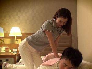 ＜マッサージ＞お客さん止めて下さい！！美人すぎる人妻にチンポを見せつけて無理やり迫ってみると、次第に感じ始めて・・・