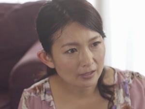 「馬鹿ねえ、おばさんをからかうんじゃないの」イケメンなのに童貞らしい息子の友達、なにやら年上の女性が好みだというのだが…